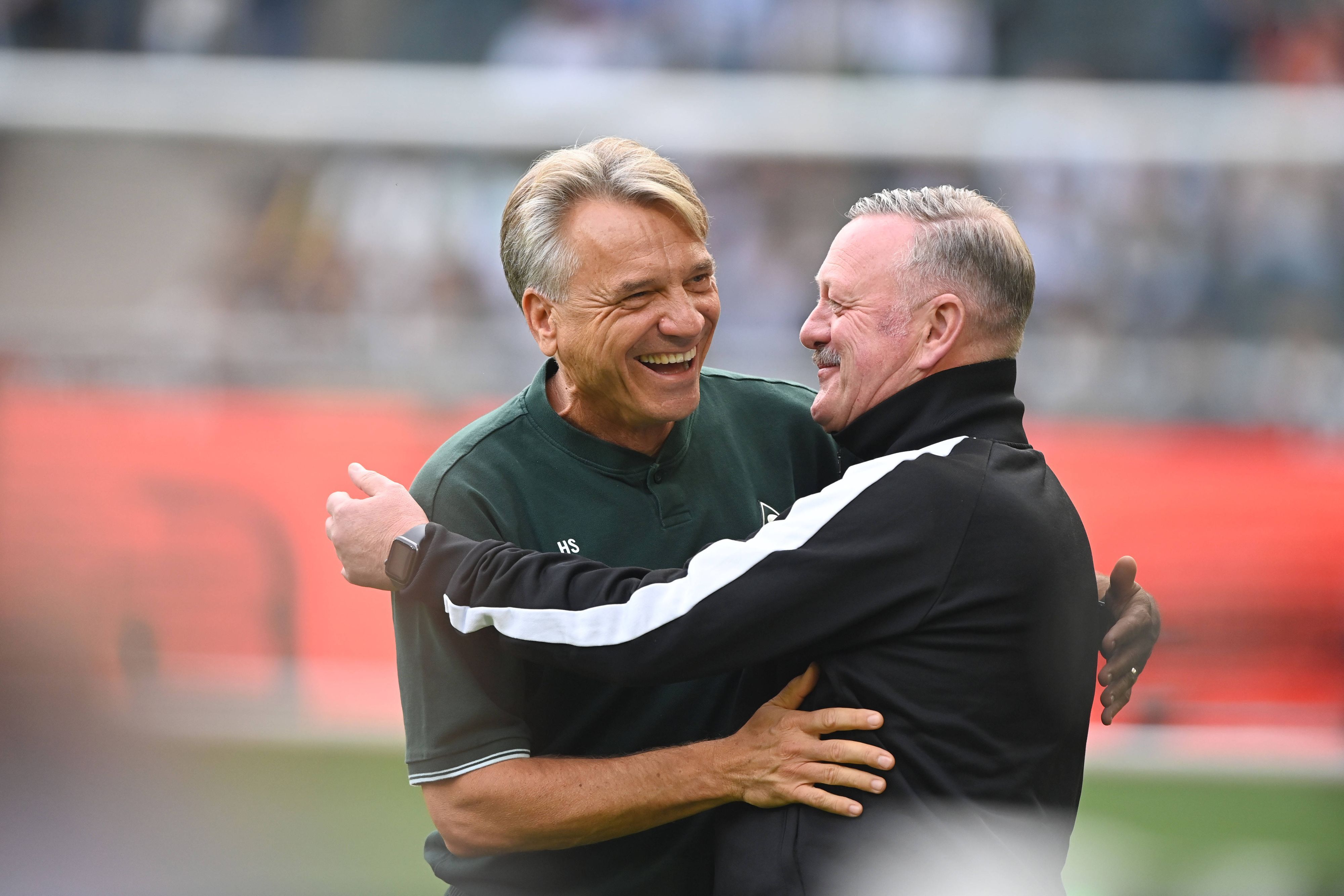 Horst Steffen und Roland Virkus liegen sich in den Armen.