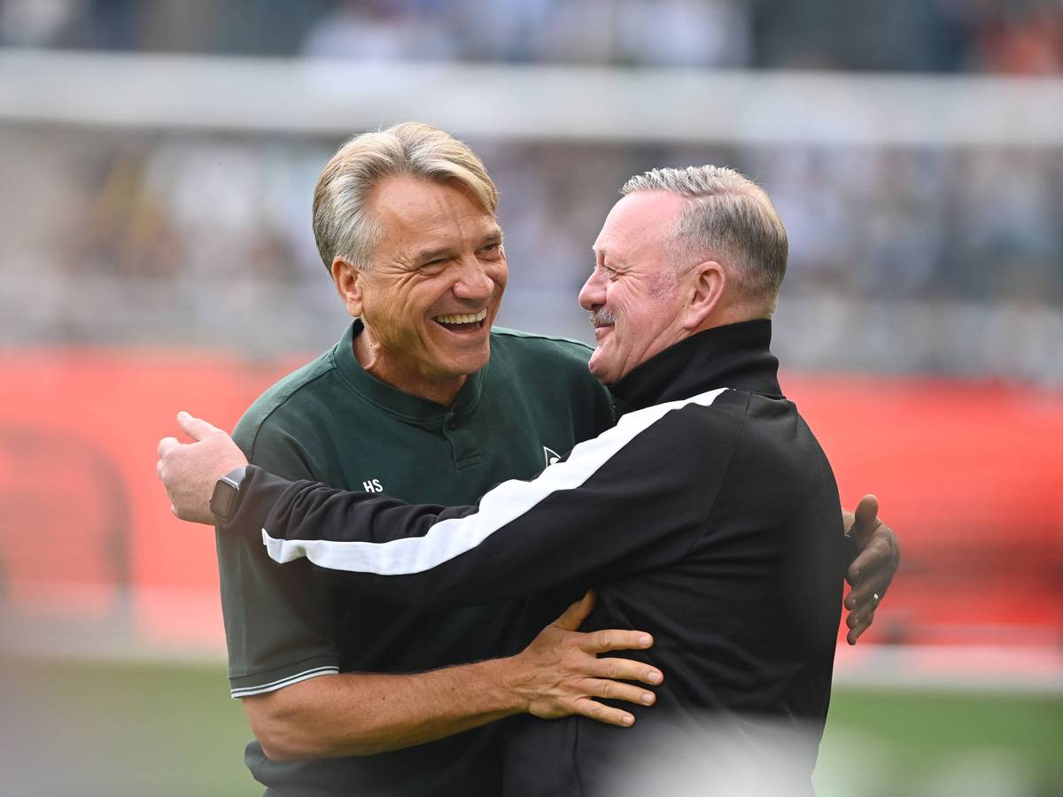 Horst Steffen und Roland Virkus liegen sich in den Armen.