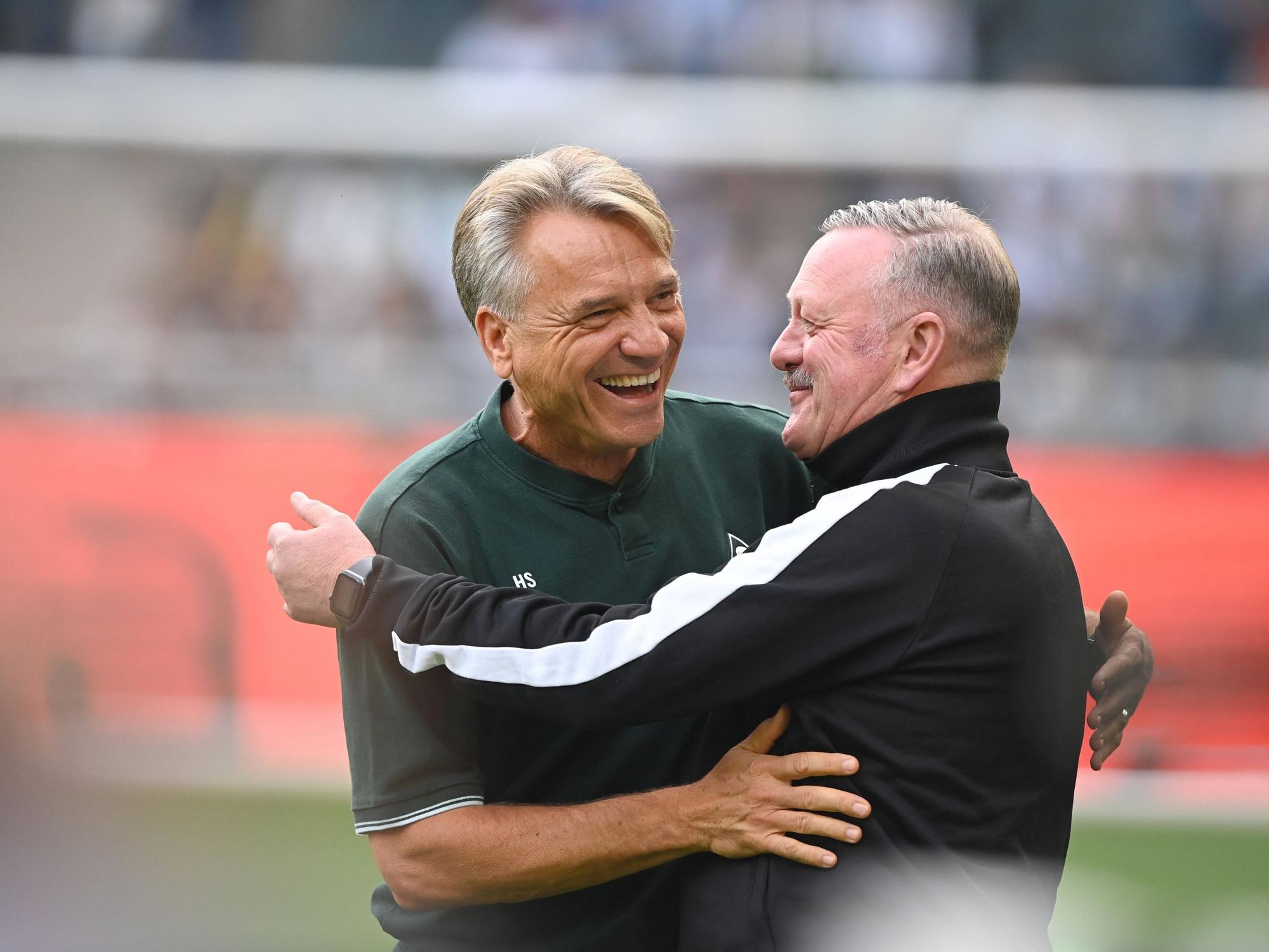 Horst Steffen und Roland Virkus liegen sich in den Armen.