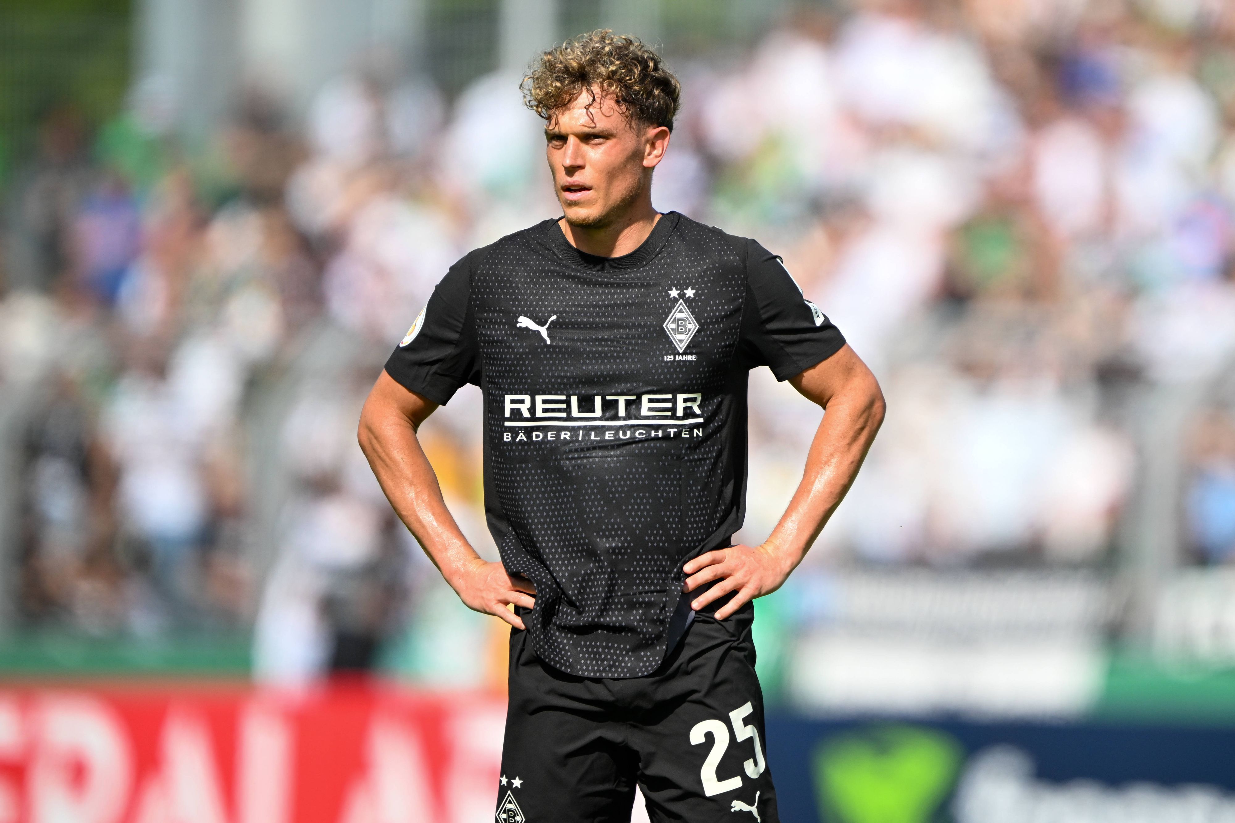 Robin Hack im schwarzen Gladbach-Trikot.