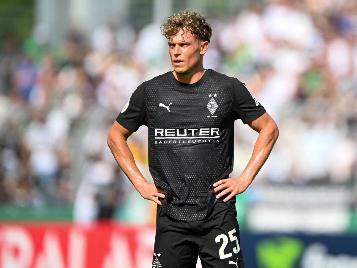 Robin Hack im schwarzen Gladbach-Trikot.