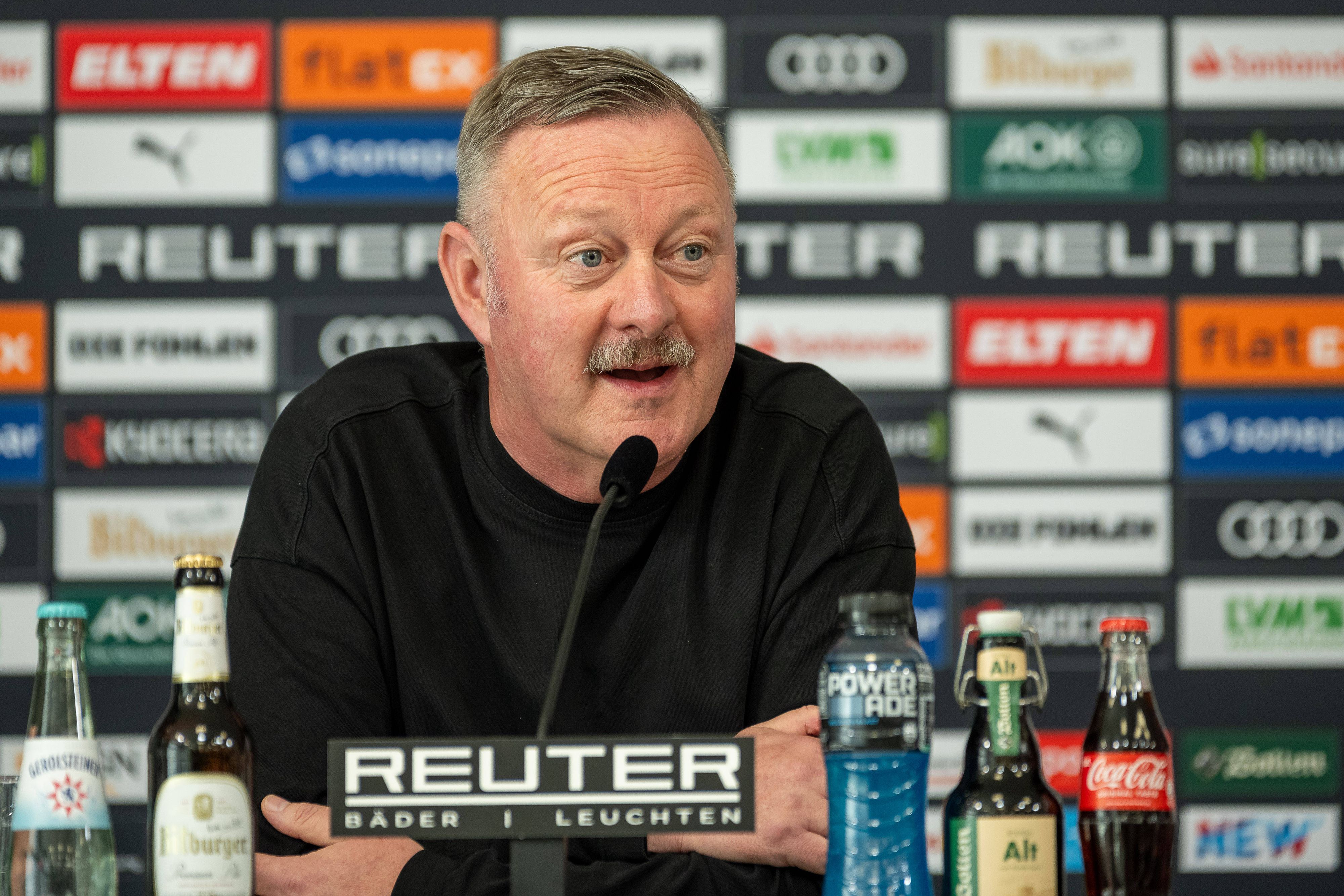 Roland Virkus bei einer Pressekonferenz.