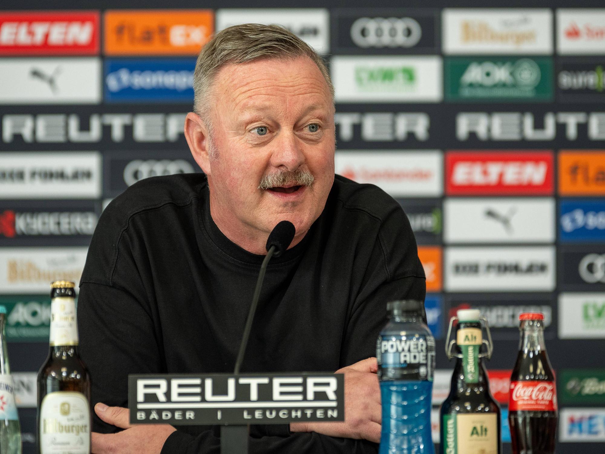 Roland Virkus bei einer Pressekonferenz.