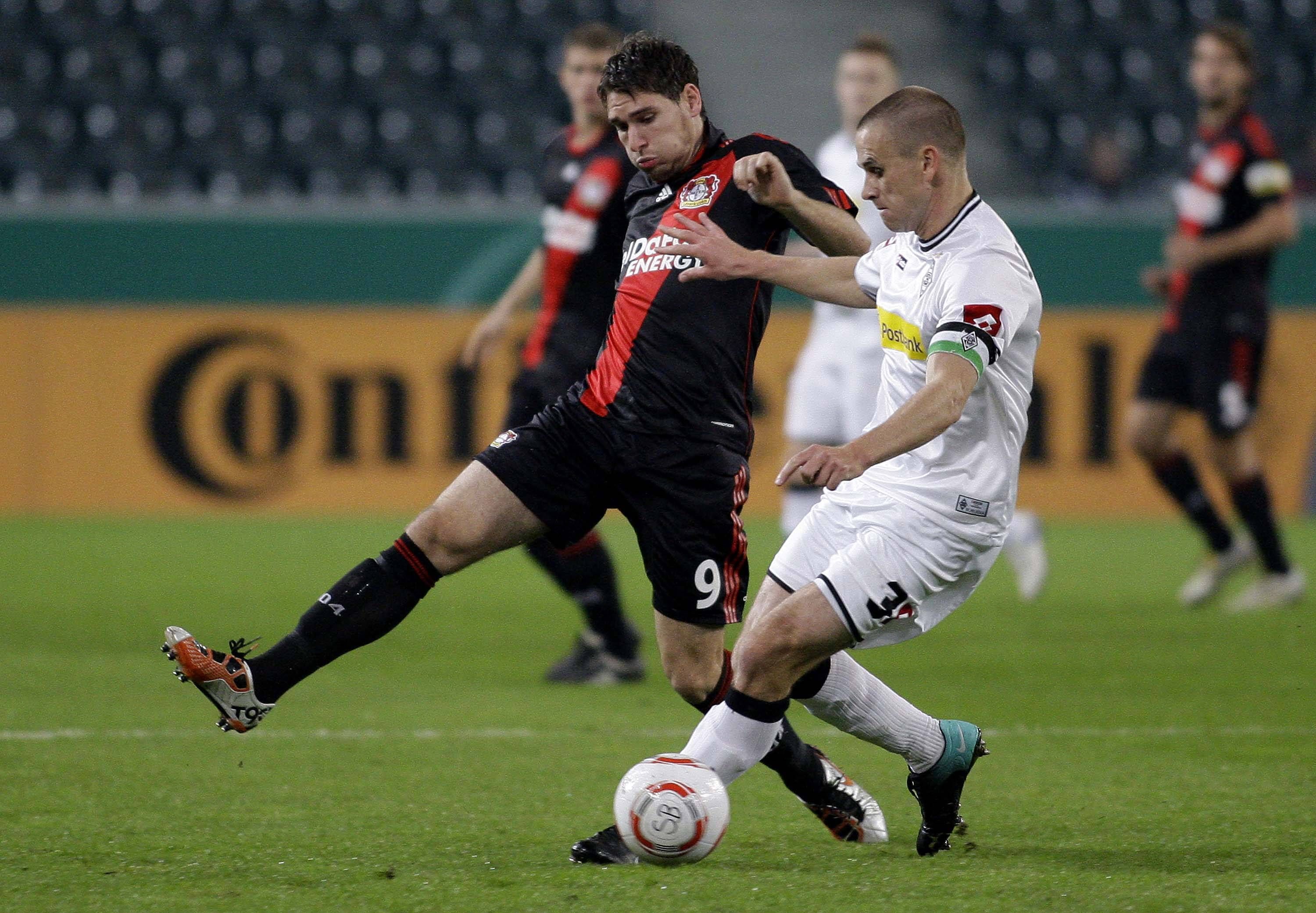 Patrick Helmes und Filip Daems im Kampf um den Ball.