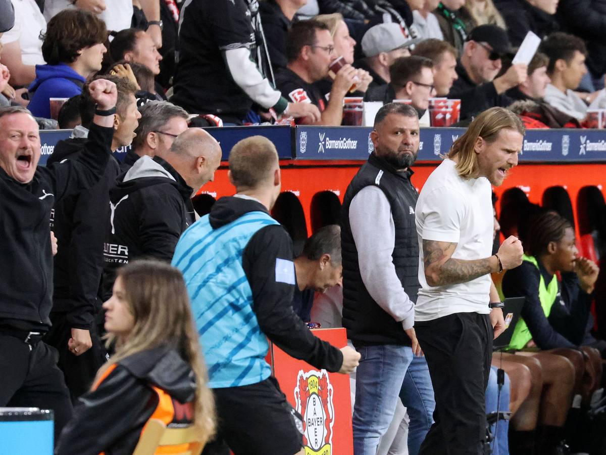 Eugen Polanski und Roland Virkus jubeln nach dem späten 1:1 in Leverkusen.