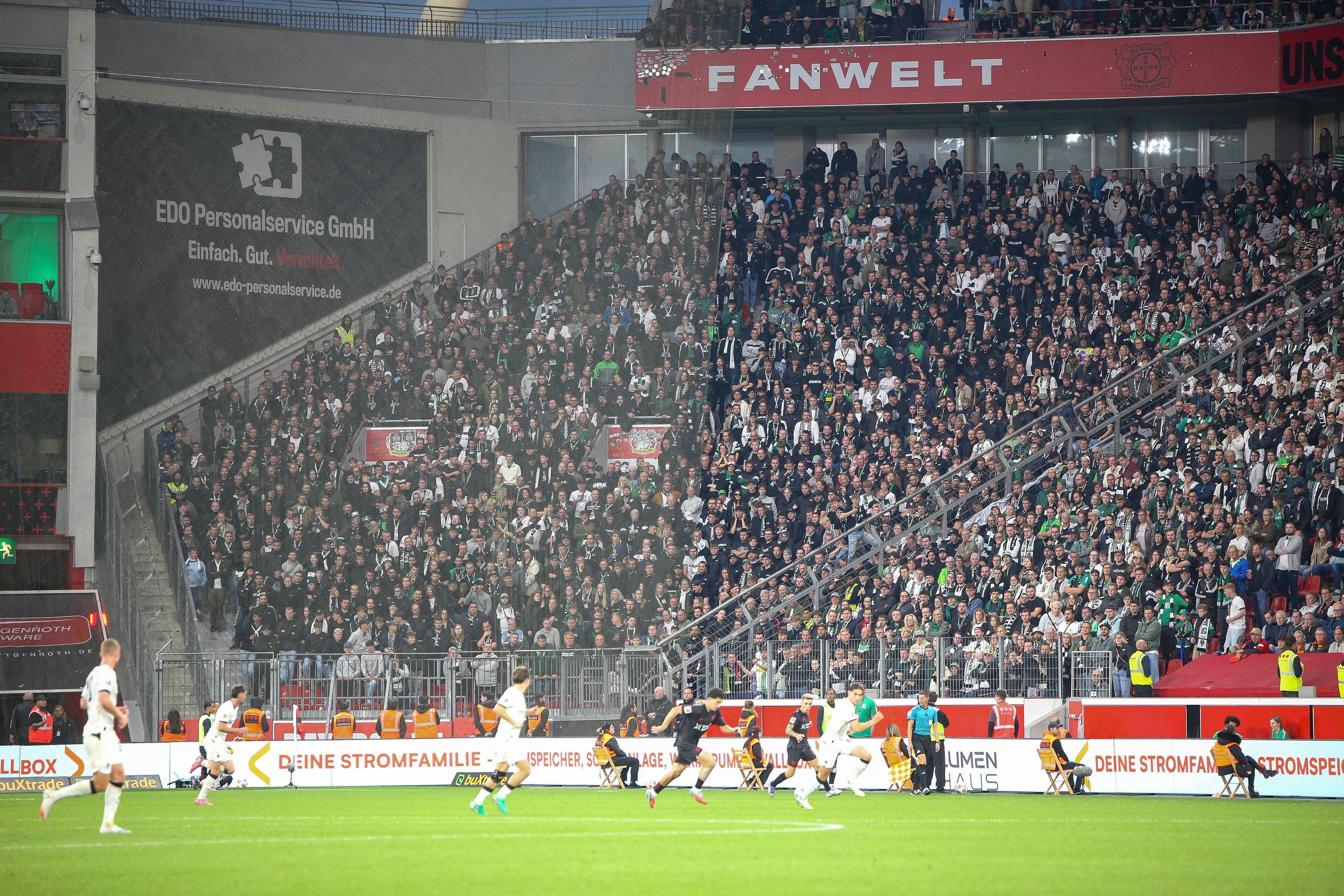 Der Gladbacher Fanblock in Leverkusen ohne Fahnen und Banner.