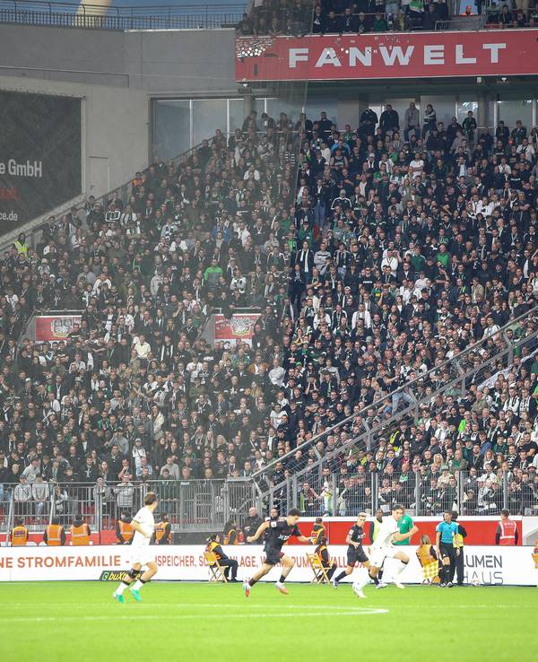 Der Gladbacher Fanblock in Leverkusen ohne Fahnen und Banner.