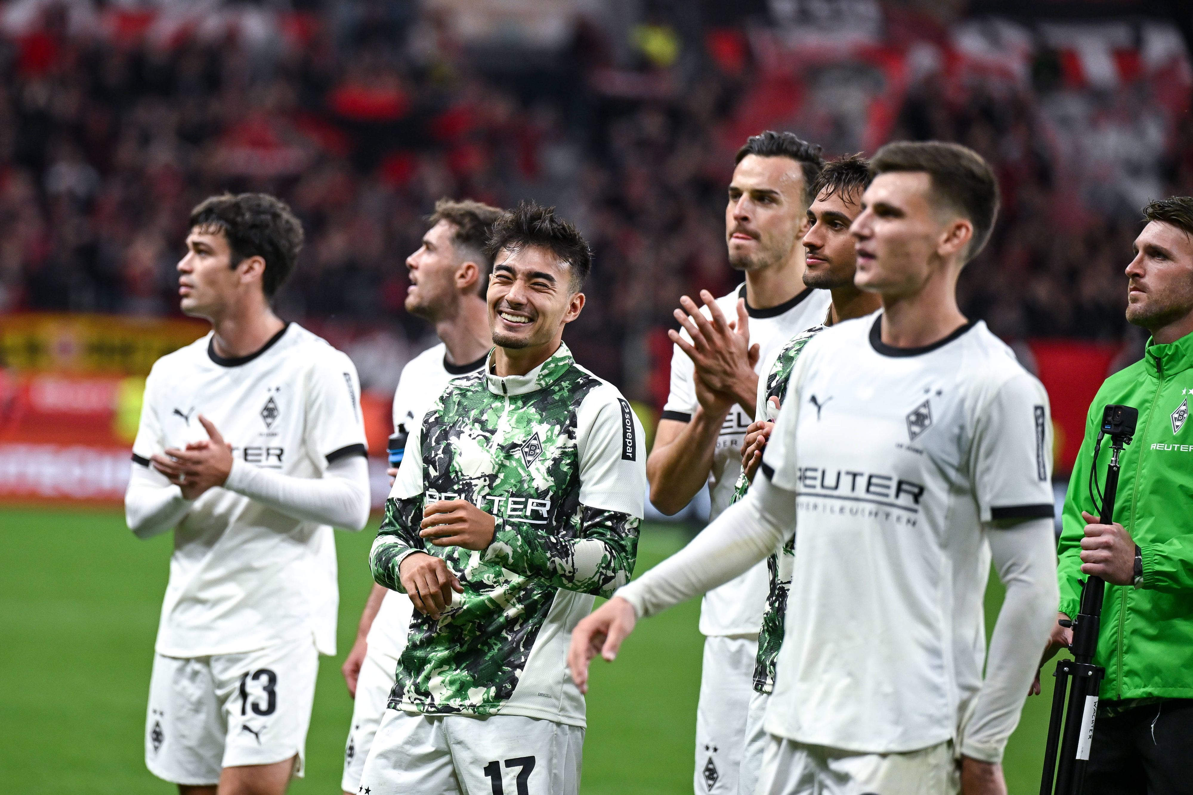 Die Gladbacher Profis um Jens Castrop freuen sich nach dem 1:1 in Leverkusen.