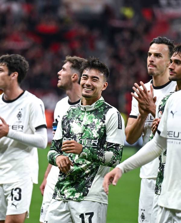Die Gladbacher Profis um Jens Castrop freuen sich nach dem 1:1 in Leverkusen.