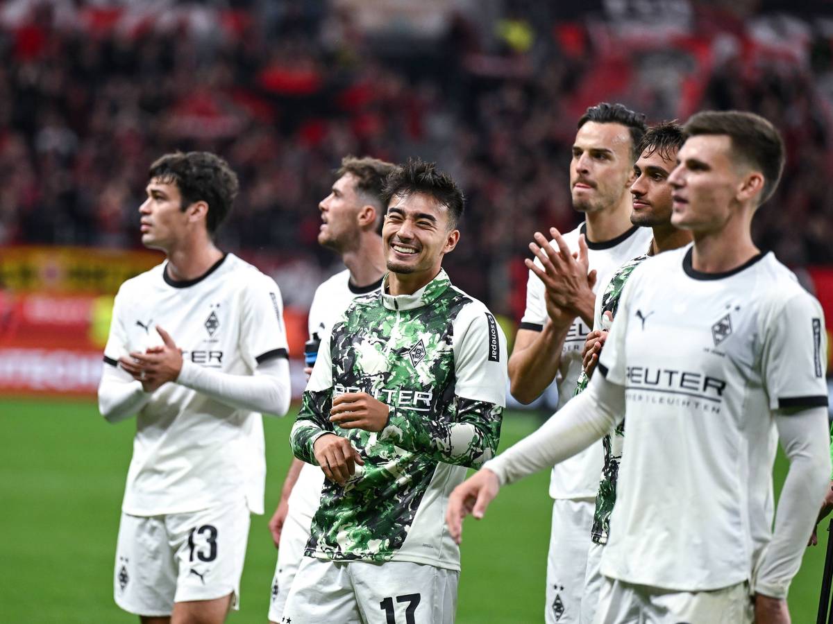 Die Gladbacher Profis um Jens Castrop freuen sich nach dem 1:1 in Leverkusen.