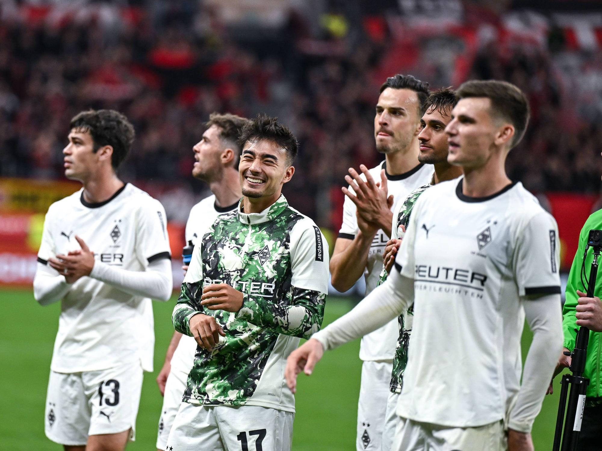 Die Gladbacher Profis um Jens Castrop freuen sich nach dem 1:1 in Leverkusen.