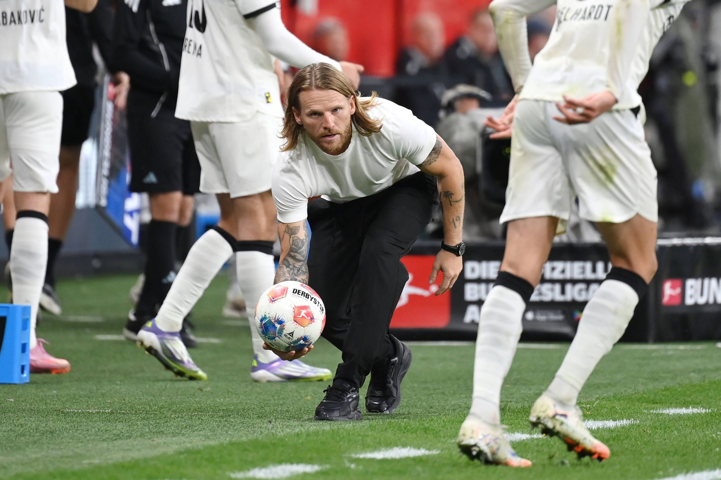 Eugen Polanski rollt seinem Spieler einen Ball zu.