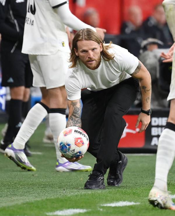 Eugen Polanski rollt seinem Spieler einen Ball zu.