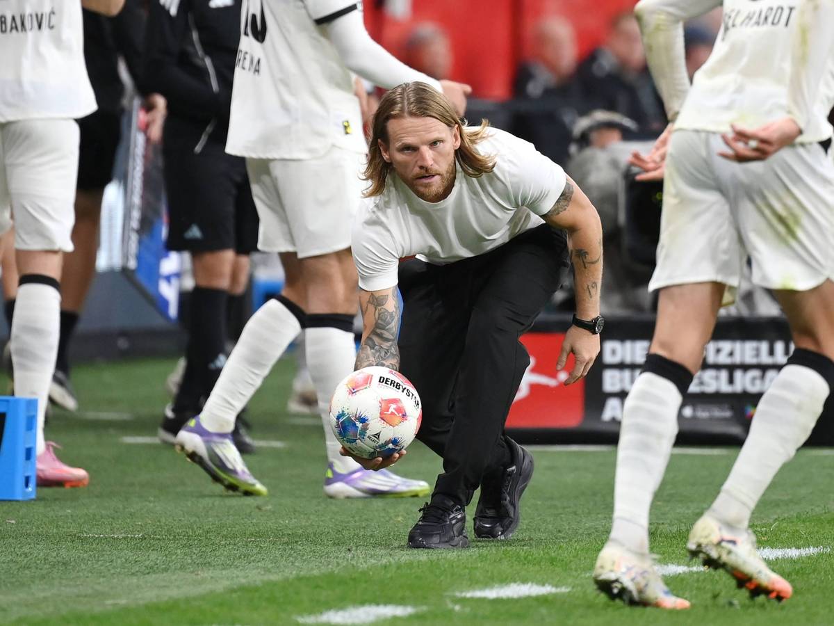 Eugen Polanski rollt seinem Spieler einen Ball zu.