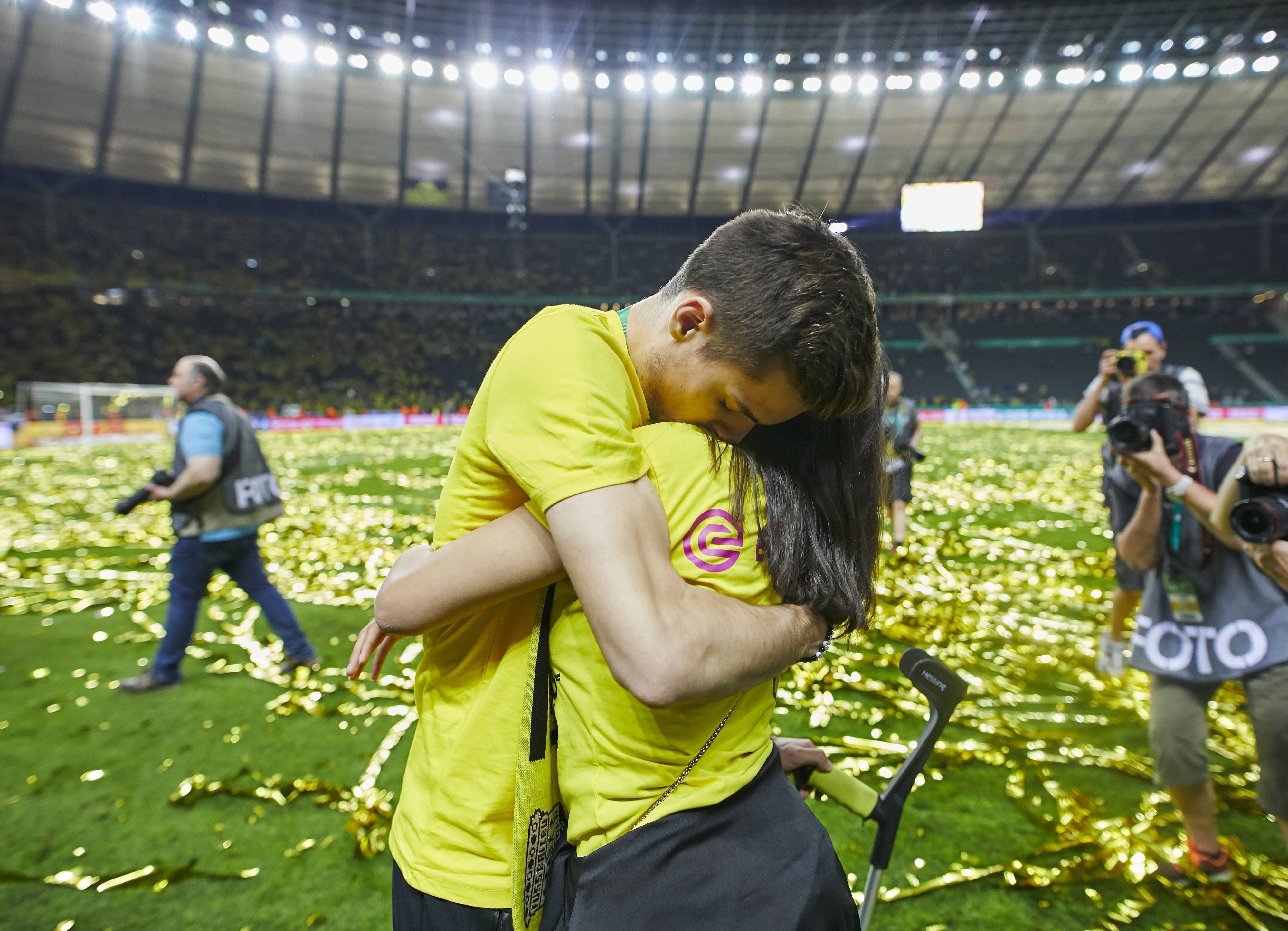 Julian Weigl umarmt Sarah Richmond.