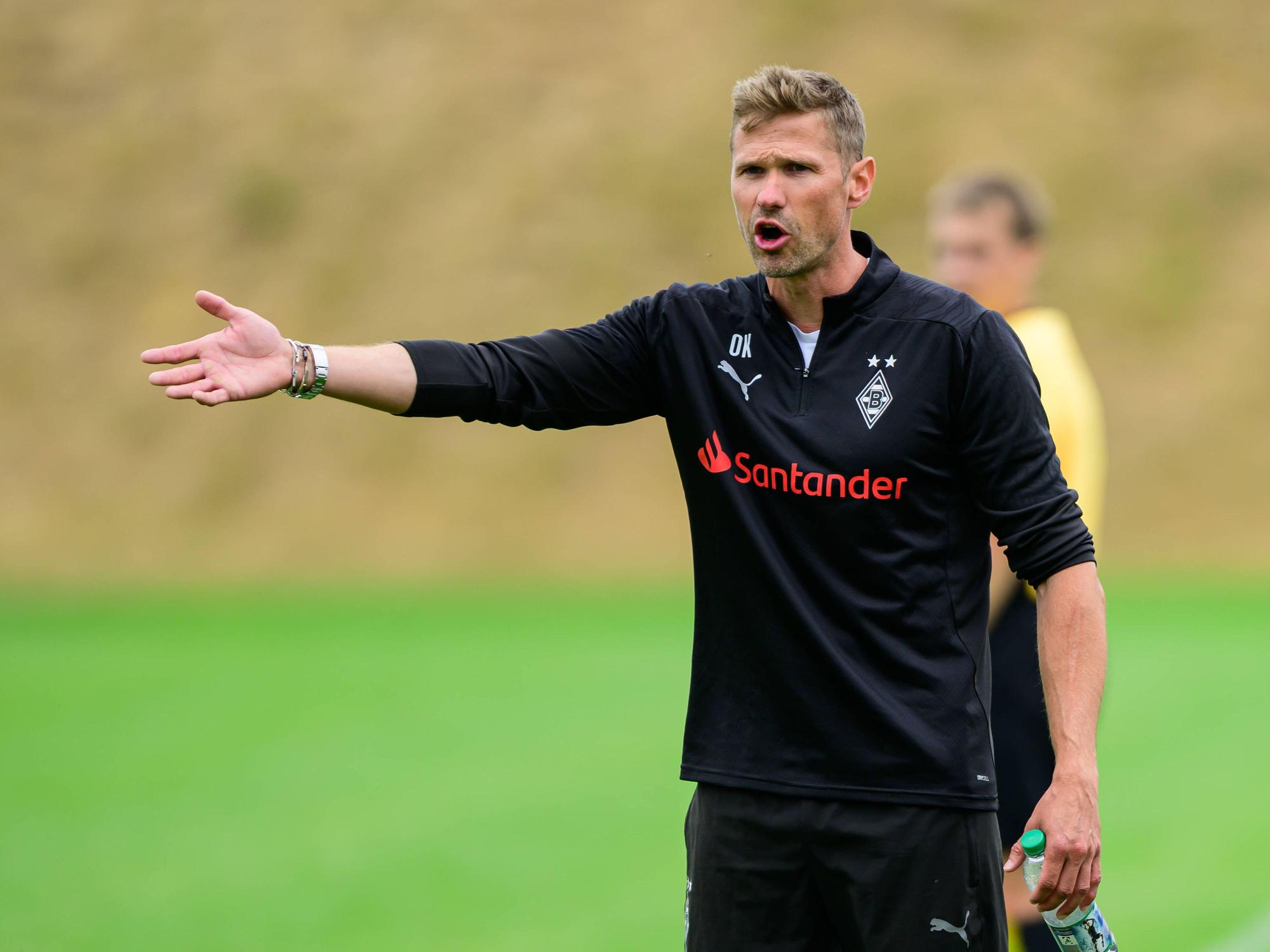 Oliver Kirch beschwert sich und gestikuliert mit dem rechten Arm.
