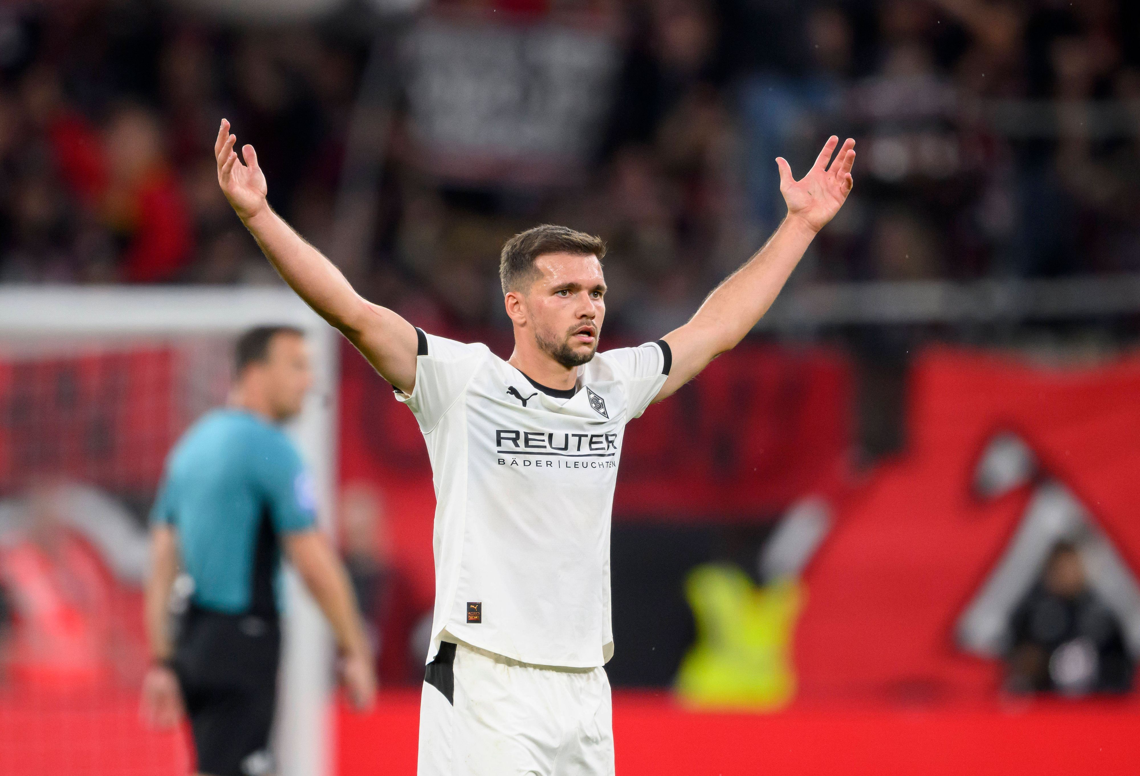 Kevin Stöger beim Remis gegen Bayer 04 Leverkusen am 21. September 2025.