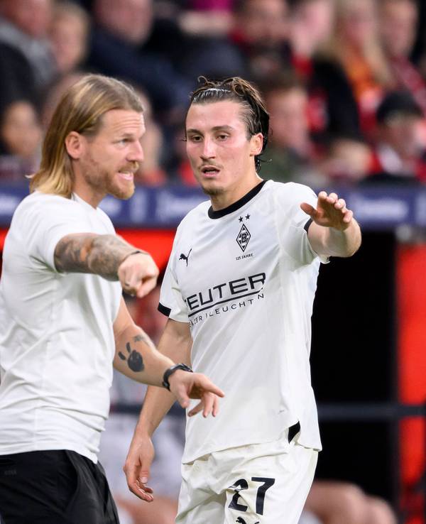 Rocco Reitz im Gespräch mit Eugen Polanski beim Duell gegen Leverkusen.