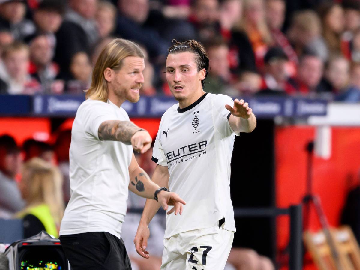 Rocco Reitz im Gespräch mit Eugen Polanski beim Duell gegen Leverkusen.