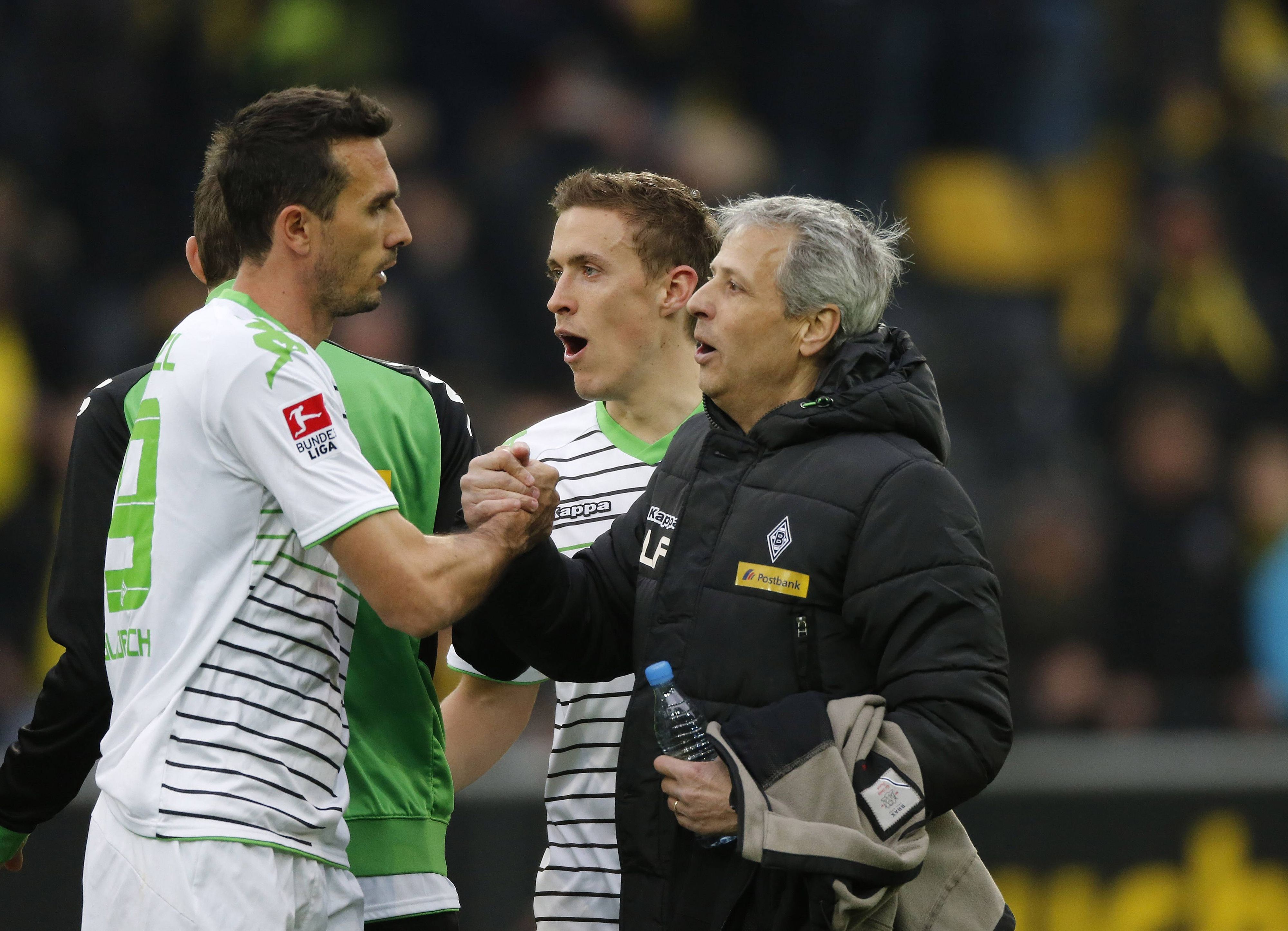 Martin Stranzl schlägt mit Lucien Favre ein.