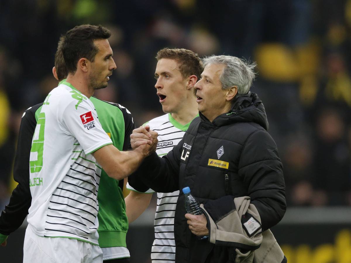 Martin Stranzl schlägt mit Lucien Favre ein.