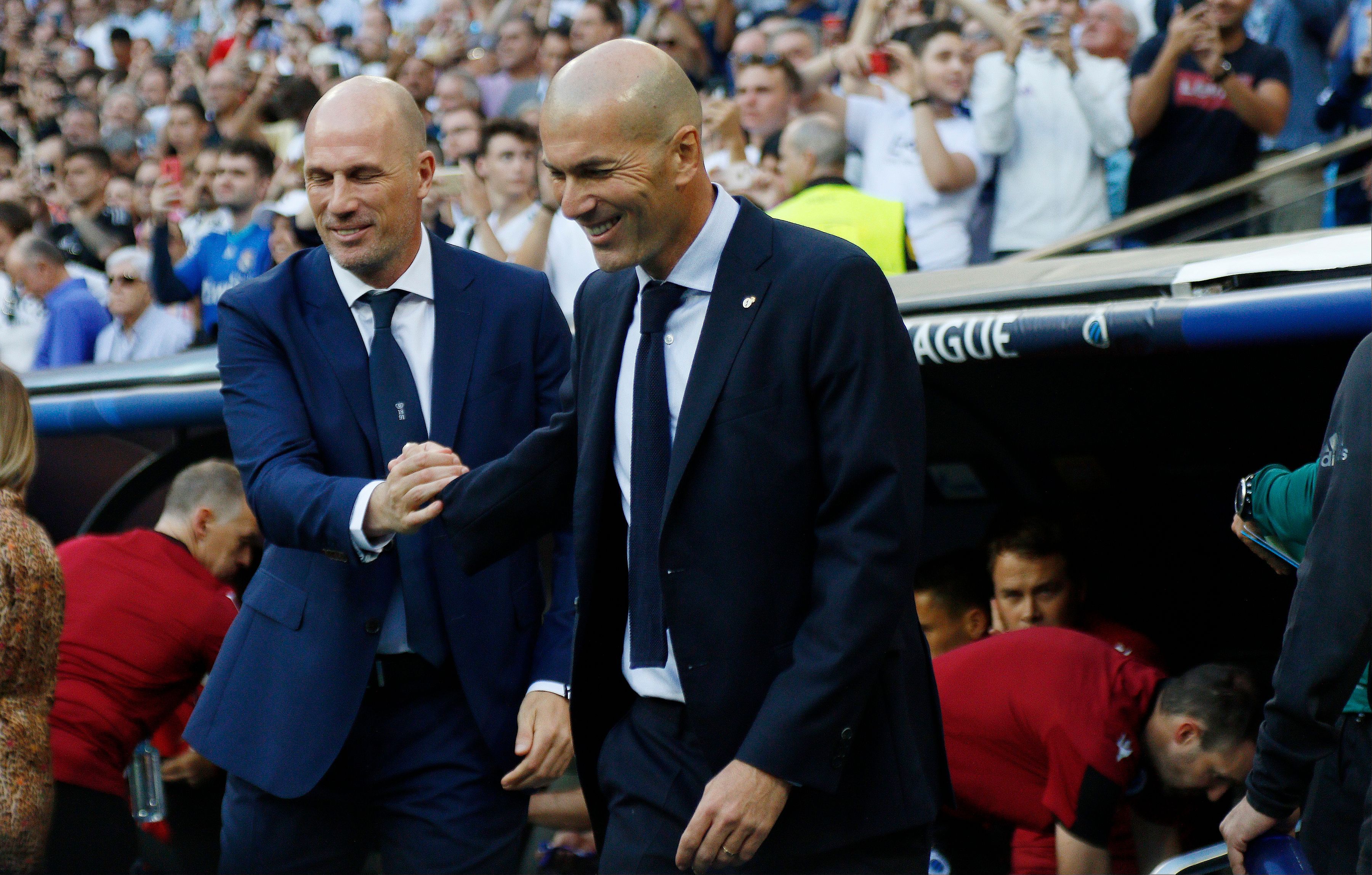 Philippe Clement wird von Zinedine Zidane begrüßt.