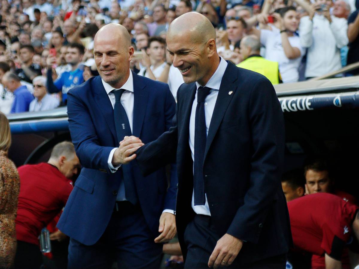 Philippe Clement wird von Zinedine Zidane begrüßt.