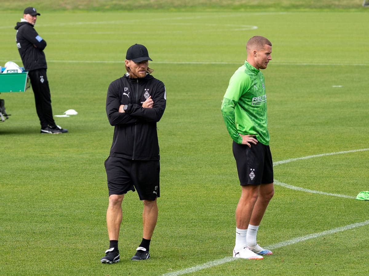 Nico Elvedi steht auf dem Trainingsplatz neben Eugen Polanski.