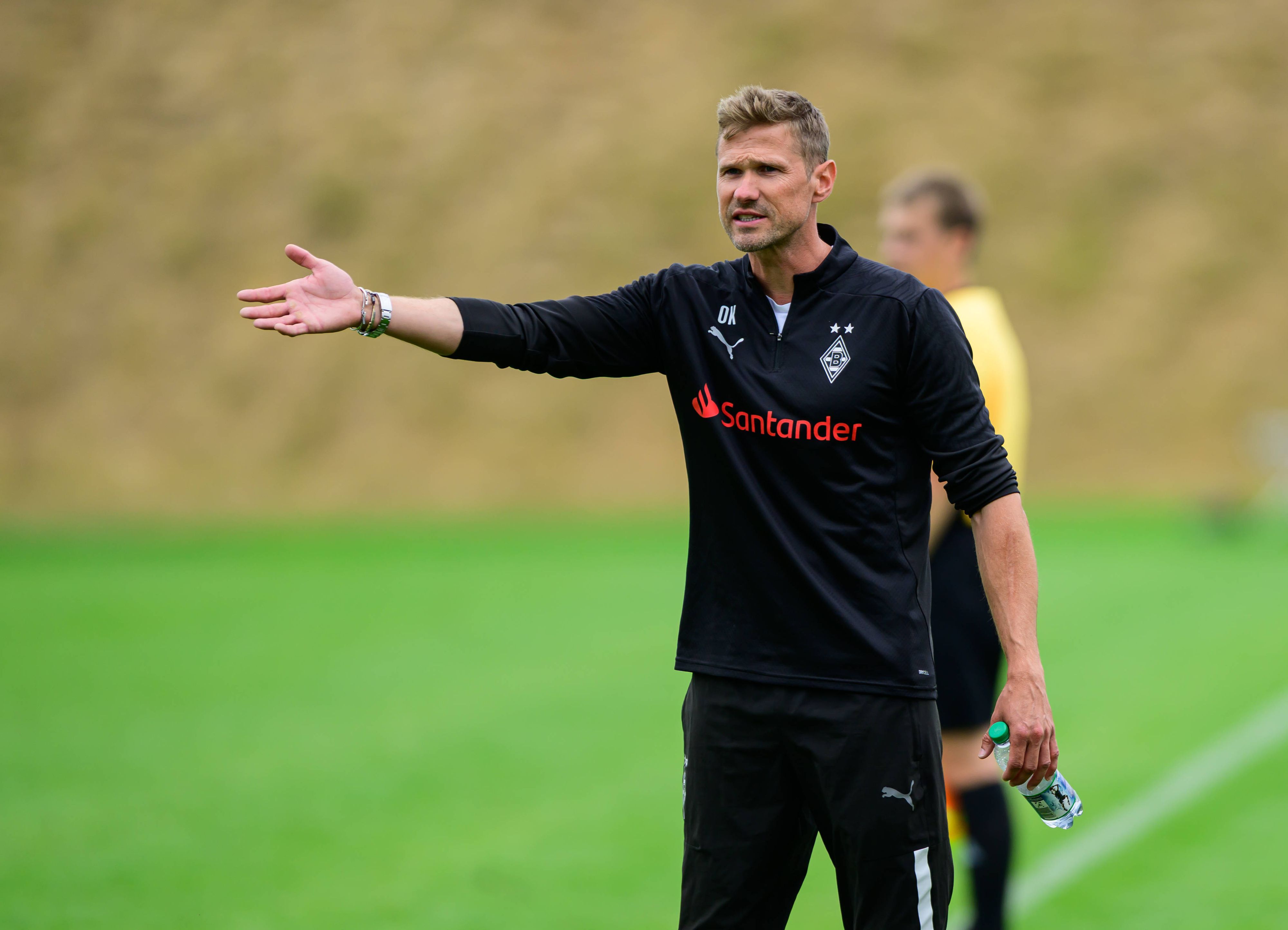 Oliver Kirch am Seitenrand.