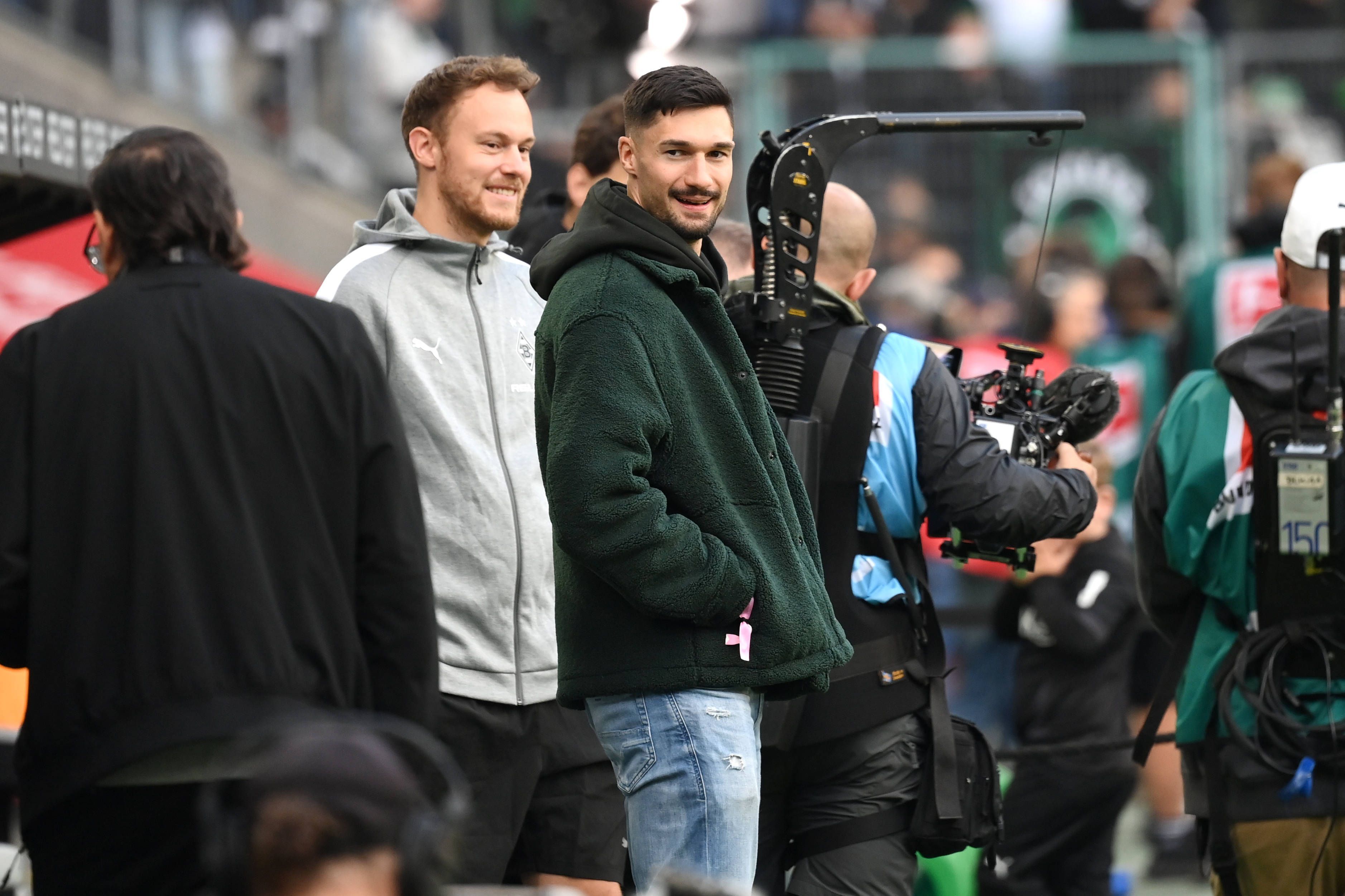 Tim Kleindienst in Zivilkleidung am Spielfeldrand.