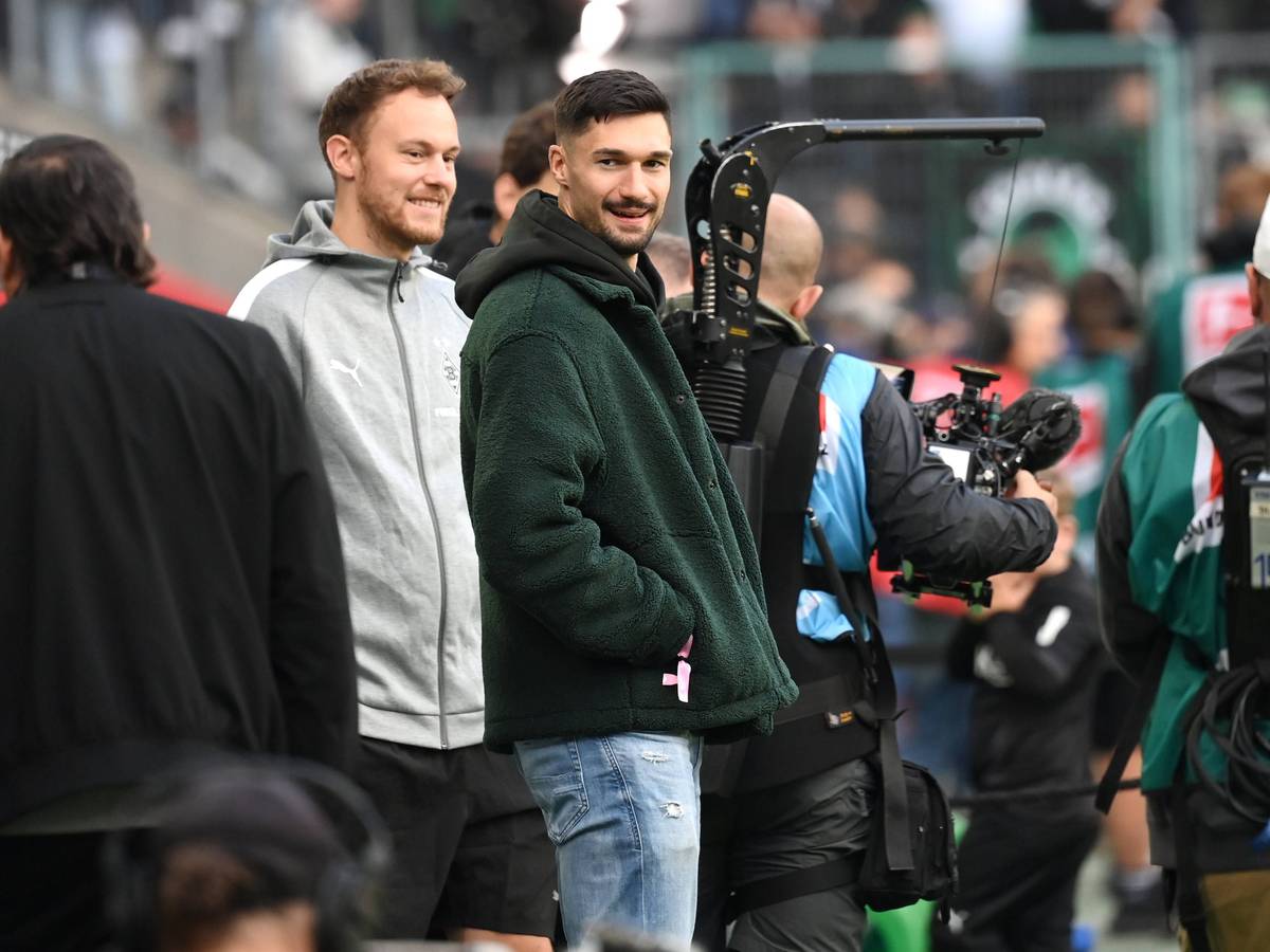 Tim Kleindienst in Zivilkleidung am Spielfeldrand.