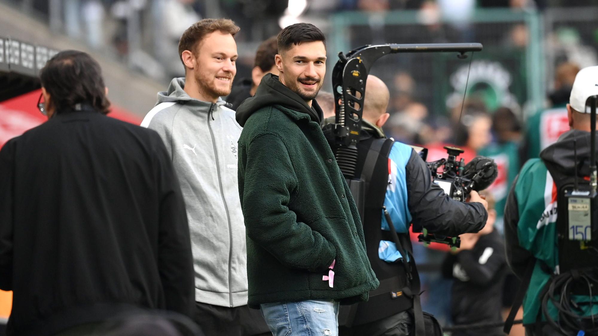 Tim Kleindienst in Zivilkleidung am Spielfeldrand.