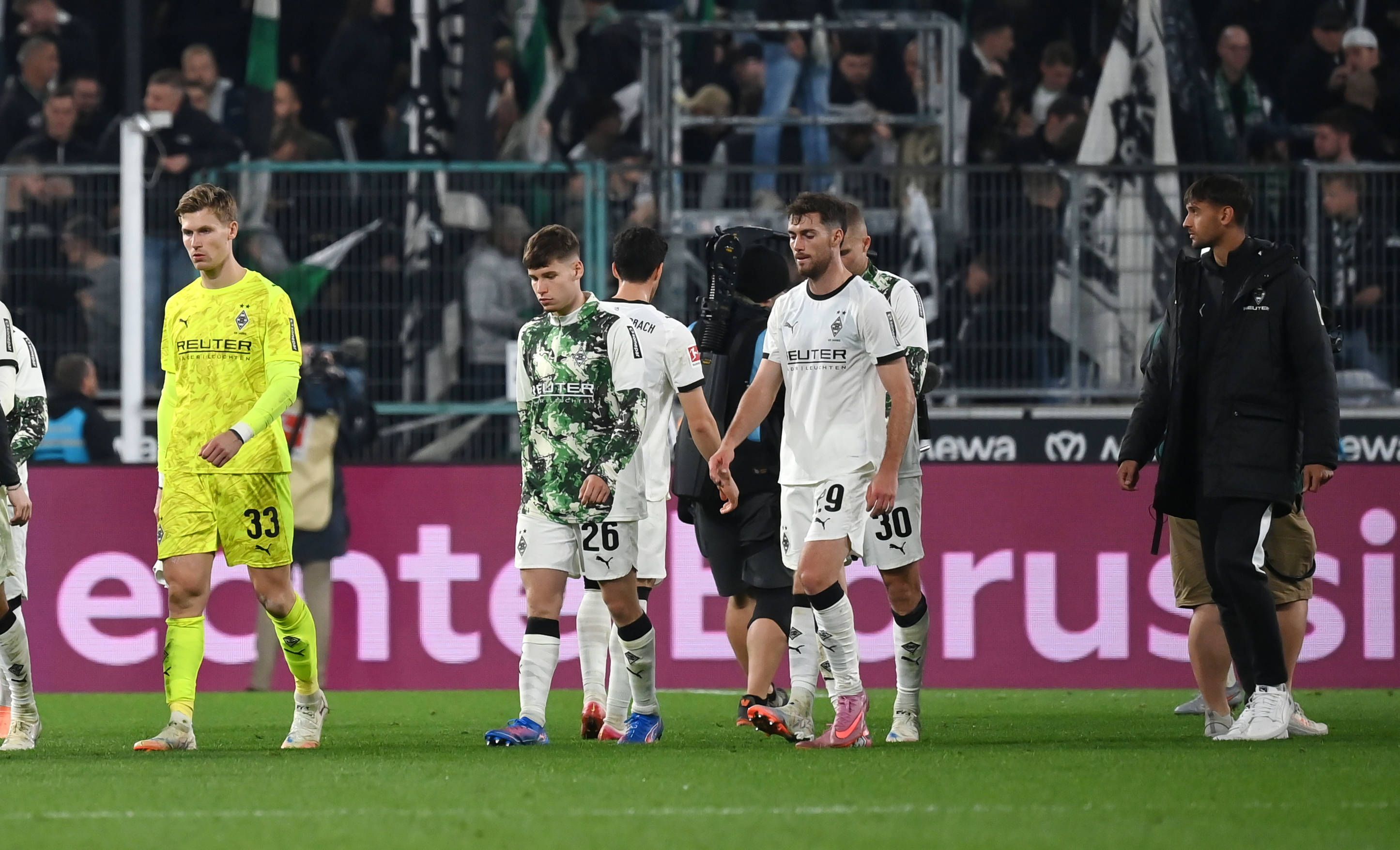 Mehrere Fohlen-Profis trotten enttäuscht vom Platz.