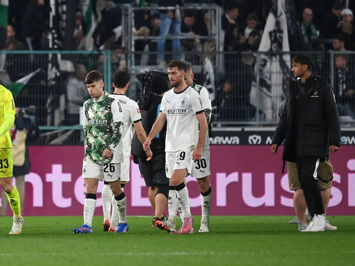 Mehrere Fohlen-Profis trotten enttäuscht vom Platz.