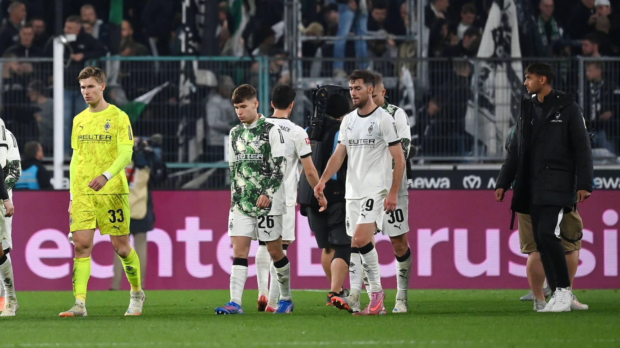 Mehrere Fohlen-Profis trotten enttäuscht vom Platz.