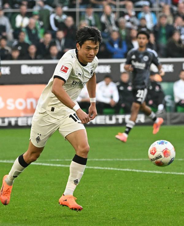 Shuto Machino jagt den Ball.