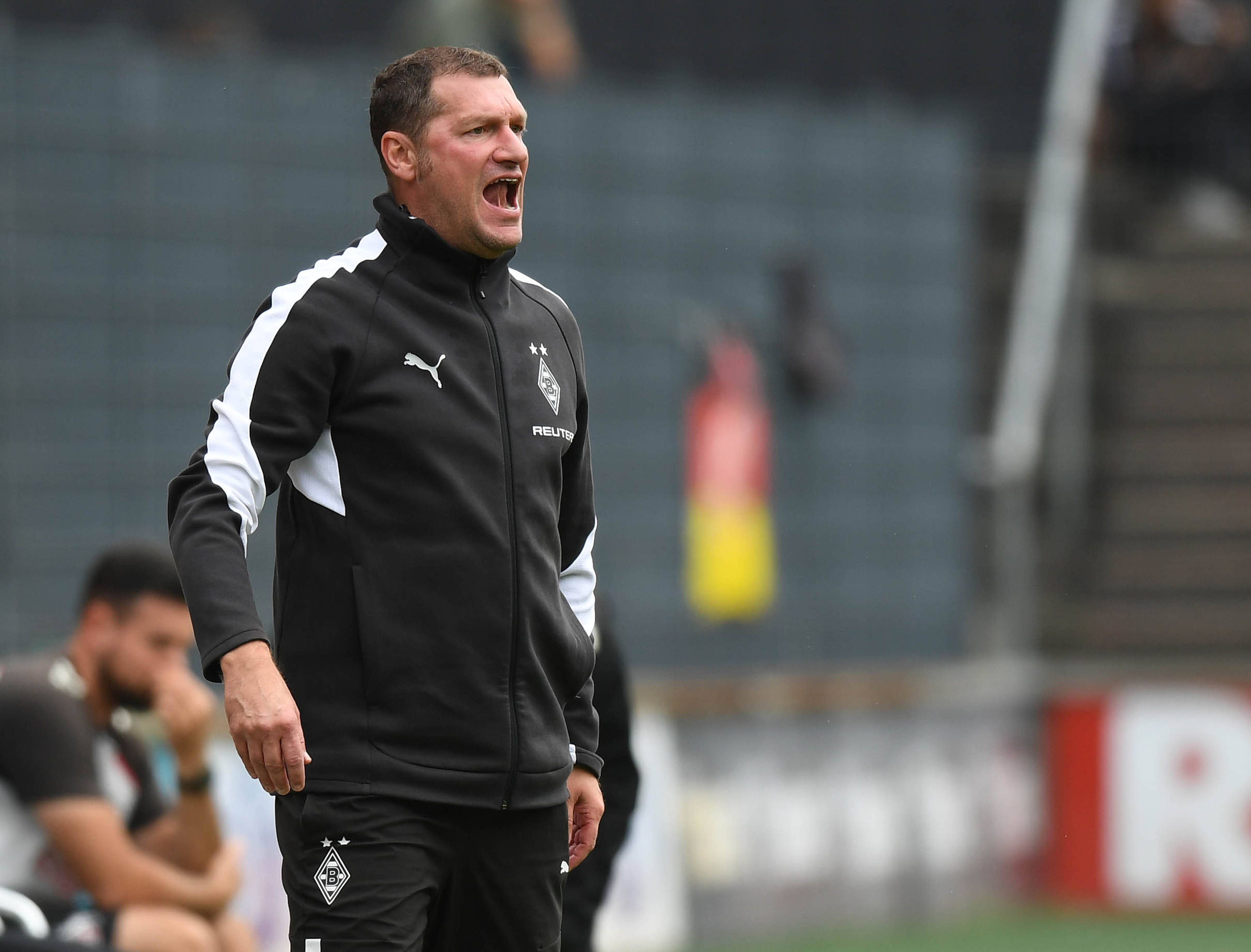 Sascha Eickel ruft etwas vom Spielfeldrand.