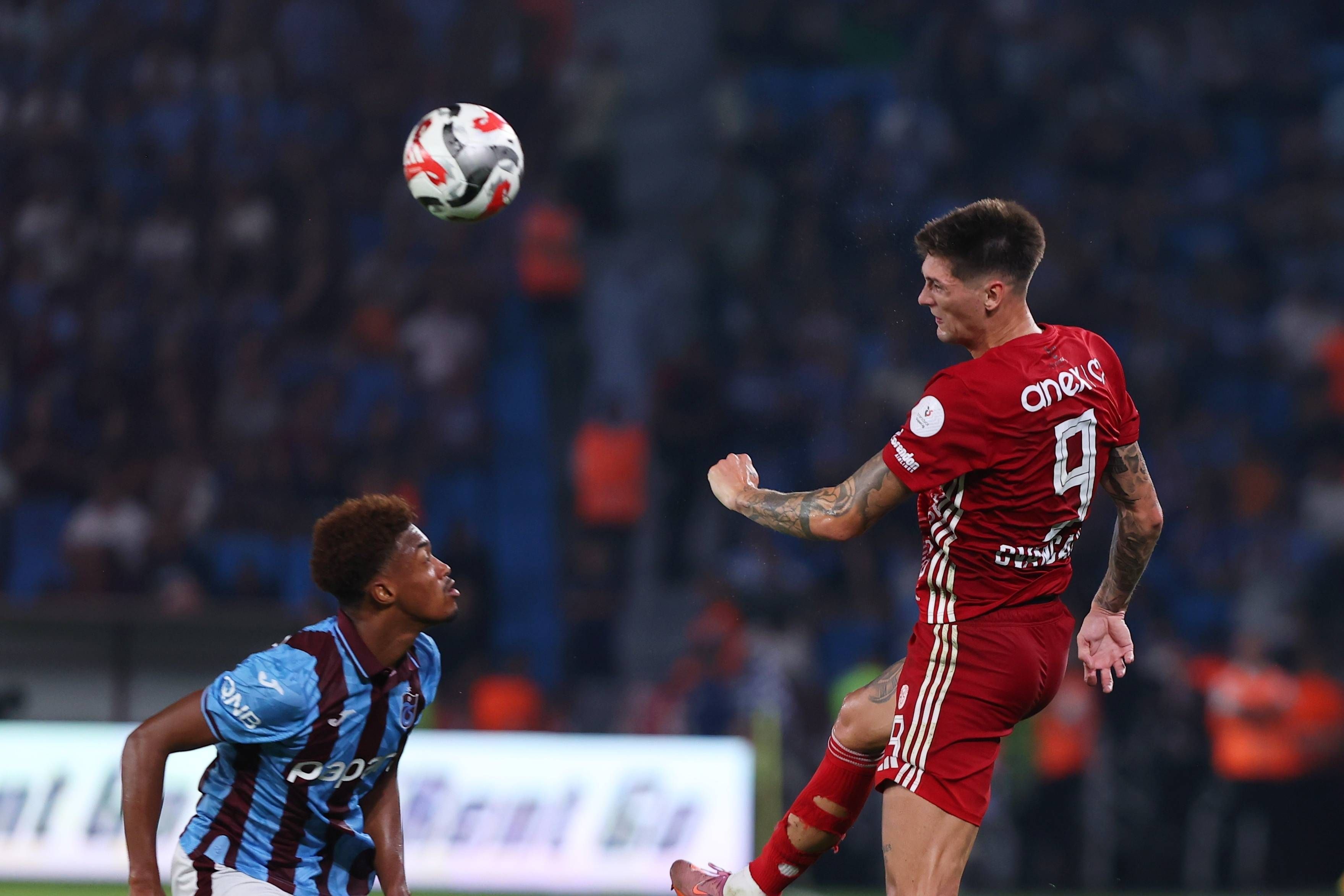 Tomas Cvancara bei einem Kopfball.