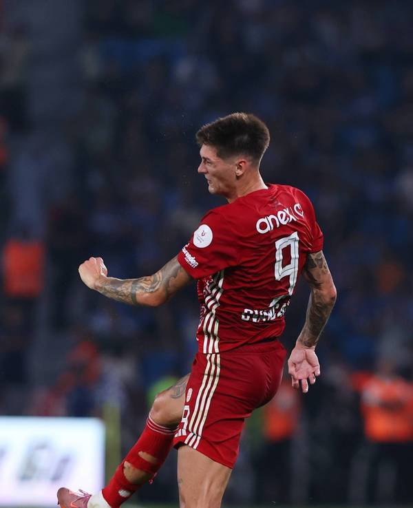 Tomas Cvancara bei einem Kopfball.