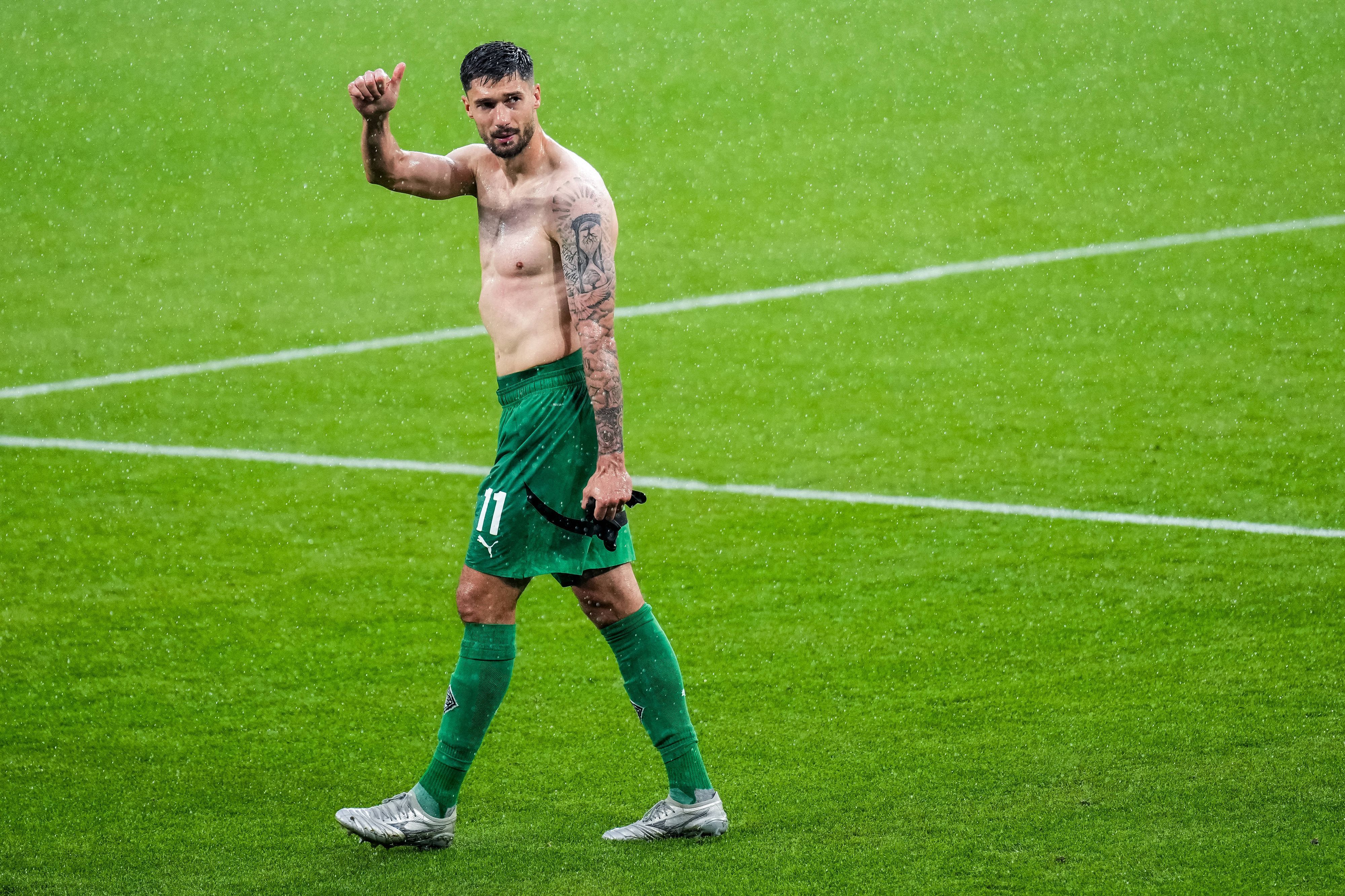 Tim Kleindienst hebt den Daumen in Richtung Fans.