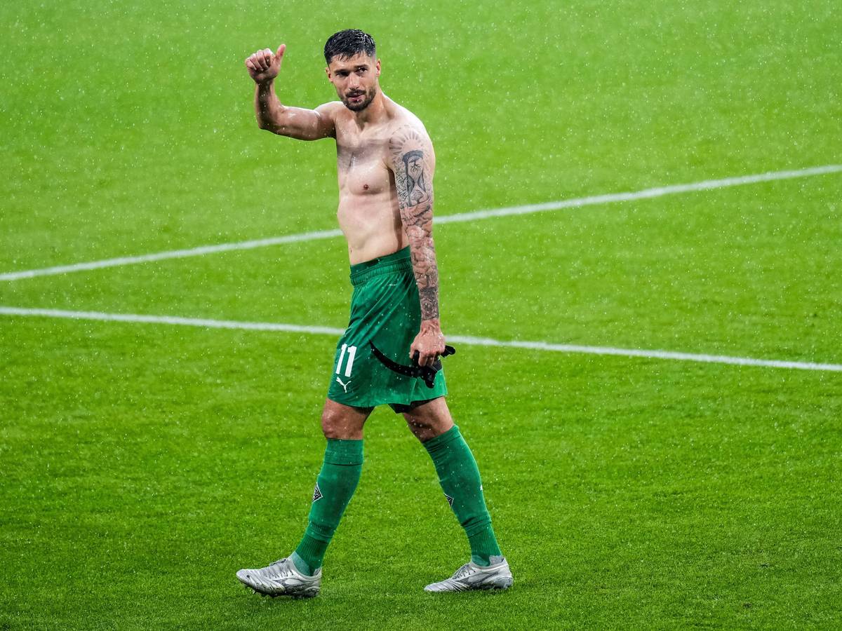 Tim Kleindienst hebt den Daumen in Richtung Fans.