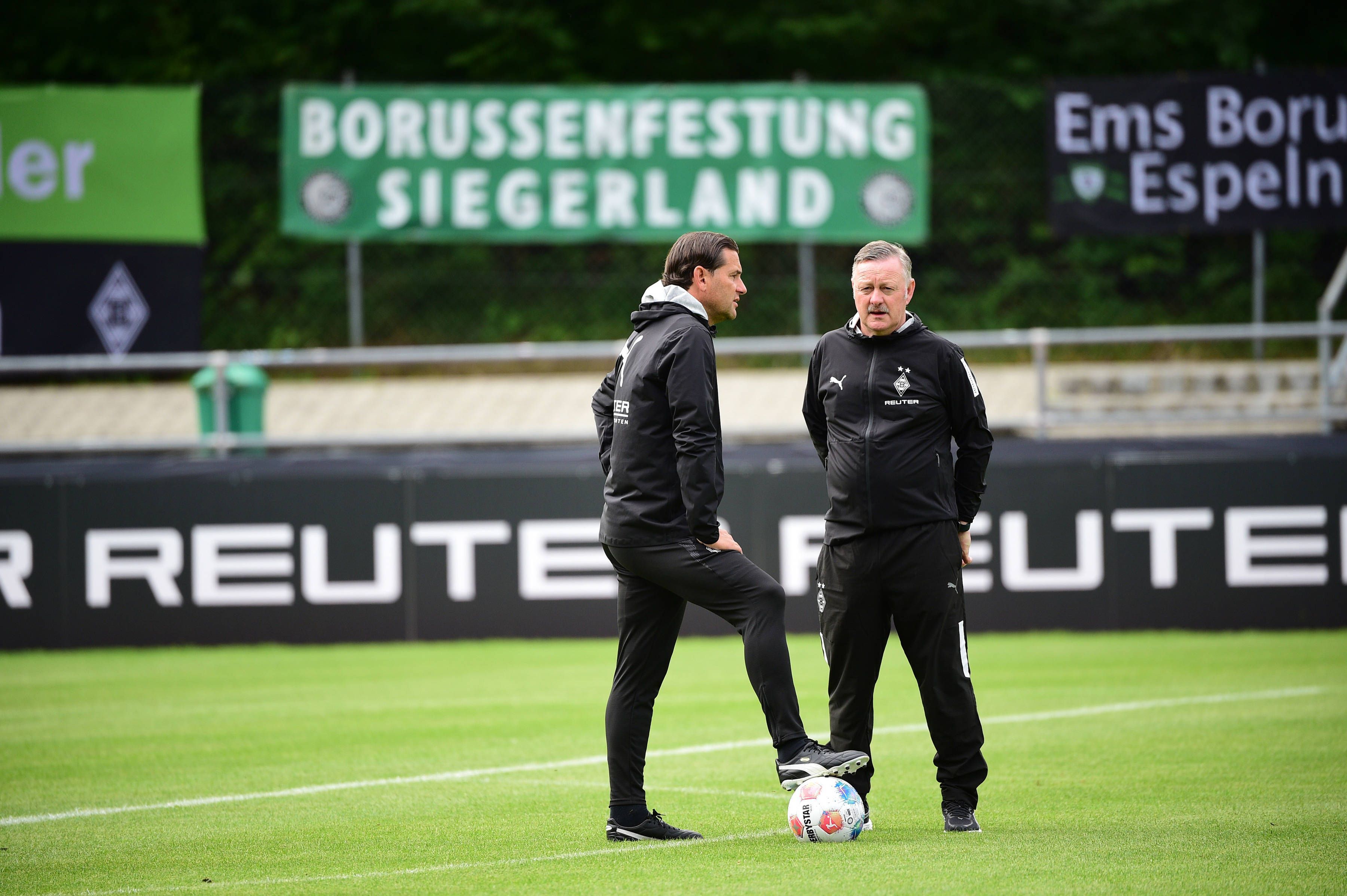 Gerardo Seoane und Roland Virkus besprechen sich auf dem Trainingsplatz von Borussia Mönchengladbach.
