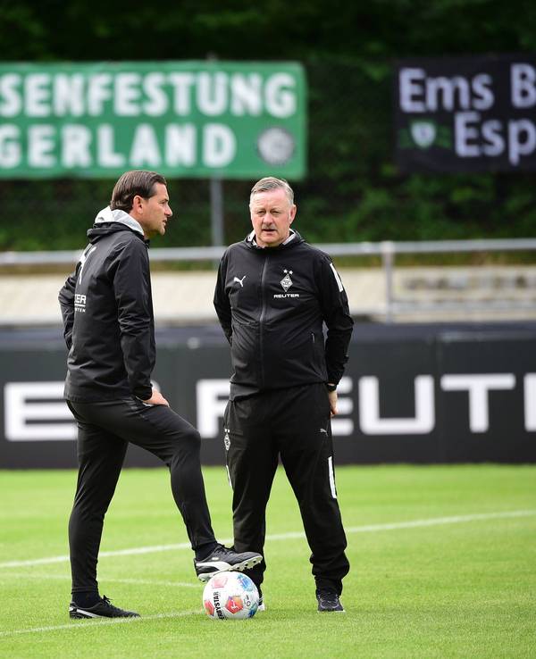 Gerardo Seoane und Roland Virkus besprechen sich auf dem Trainingsplatz von Borussia Mönchengladbach.