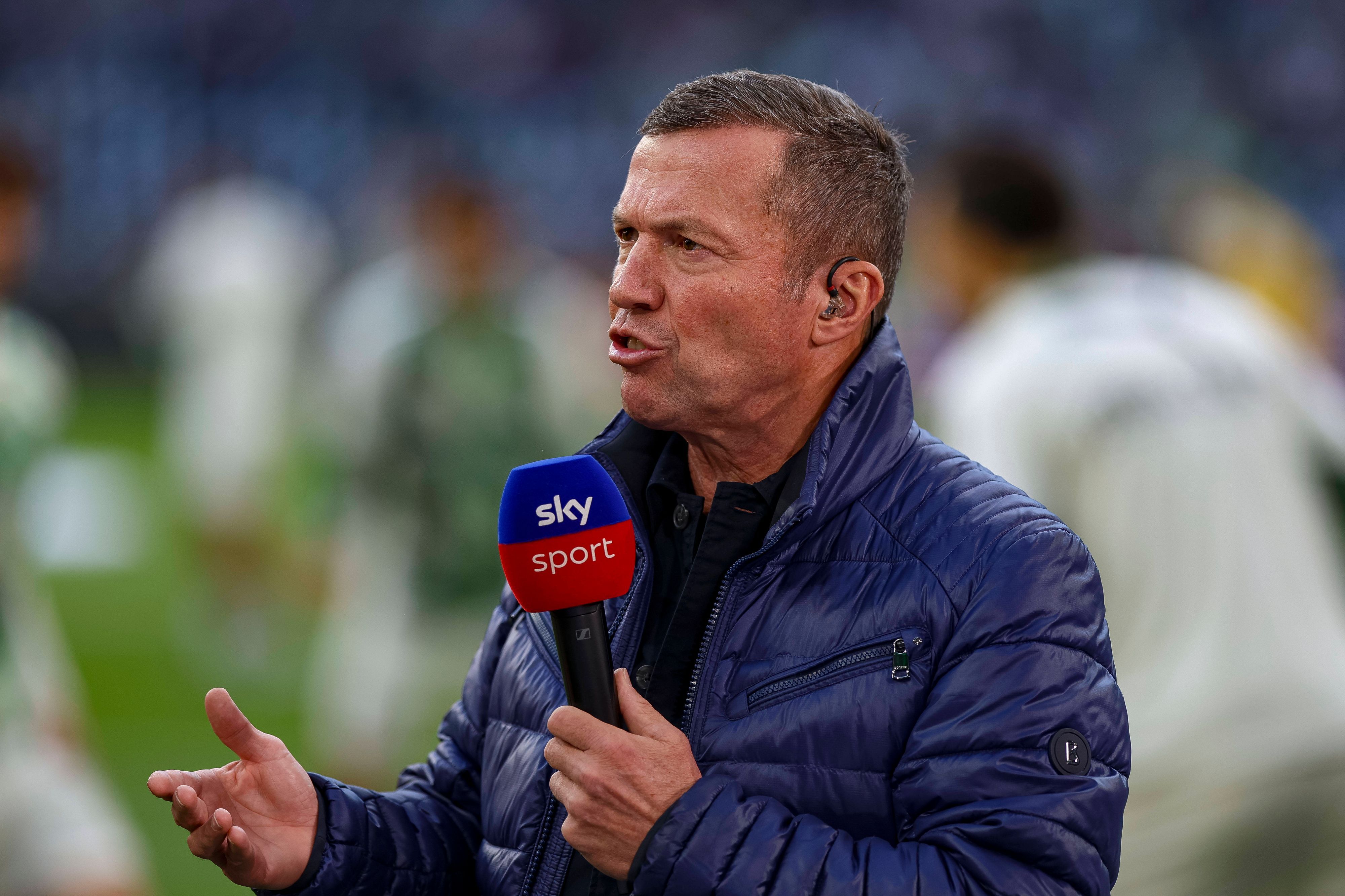 Lothar Matthäus spricht mit Sky-Mikro in der Hand im Borussia-Park.
