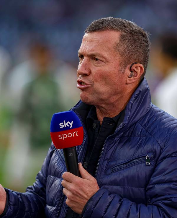 Lothar Matthäus spricht mit Sky-Mikro in der Hand im Borussia-Park.