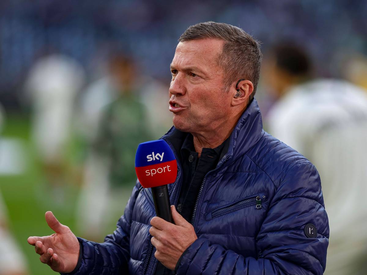 Lothar Matthäus spricht mit Sky-Mikro in der Hand im Borussia-Park.