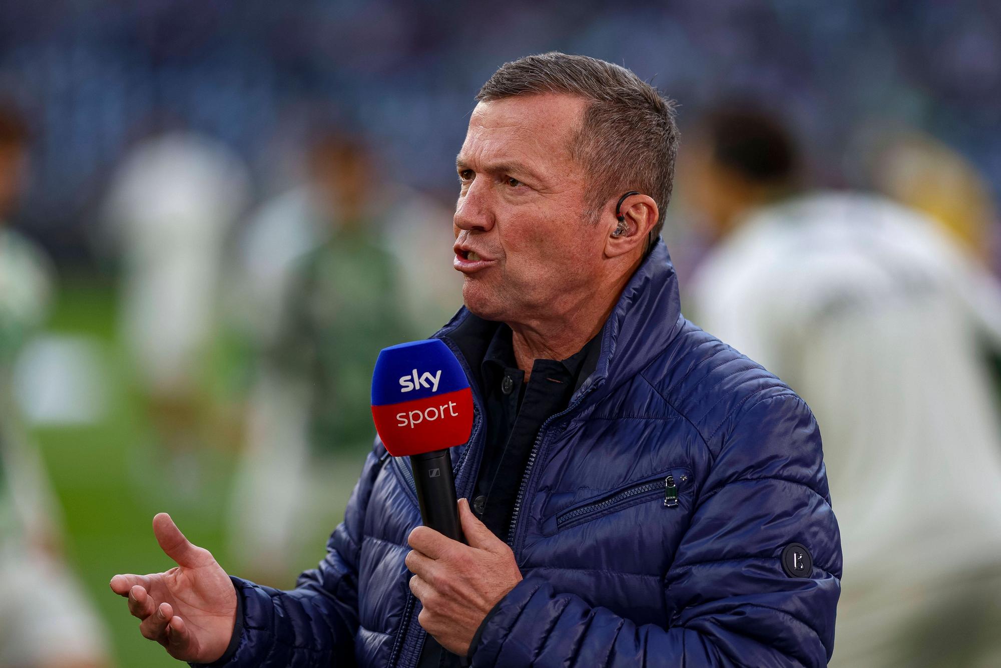 Lothar Matthäus spricht mit Sky-Mikro in der Hand im Borussia-Park.
