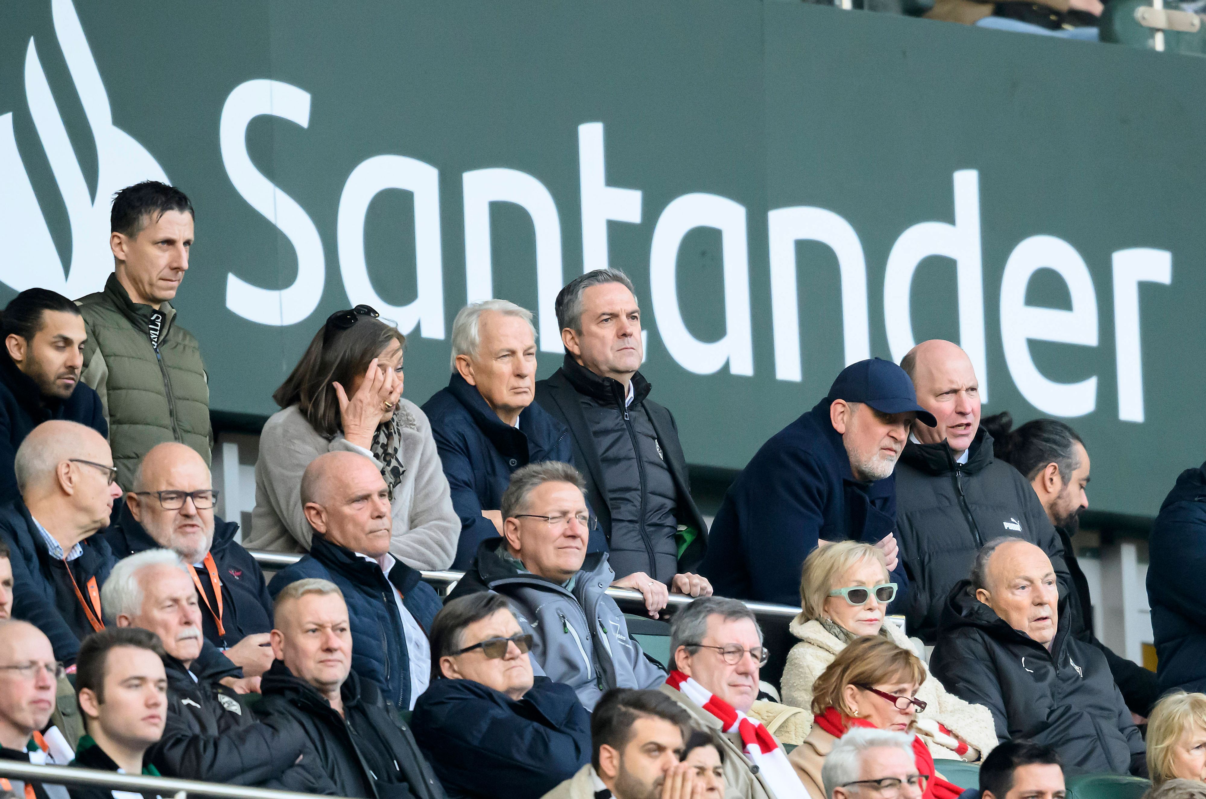 Christian Keller und Jörg Schmadtke neebn Rainer Bonhof, Markus Artez, Stephan Schippers und weiteren Funktionären.