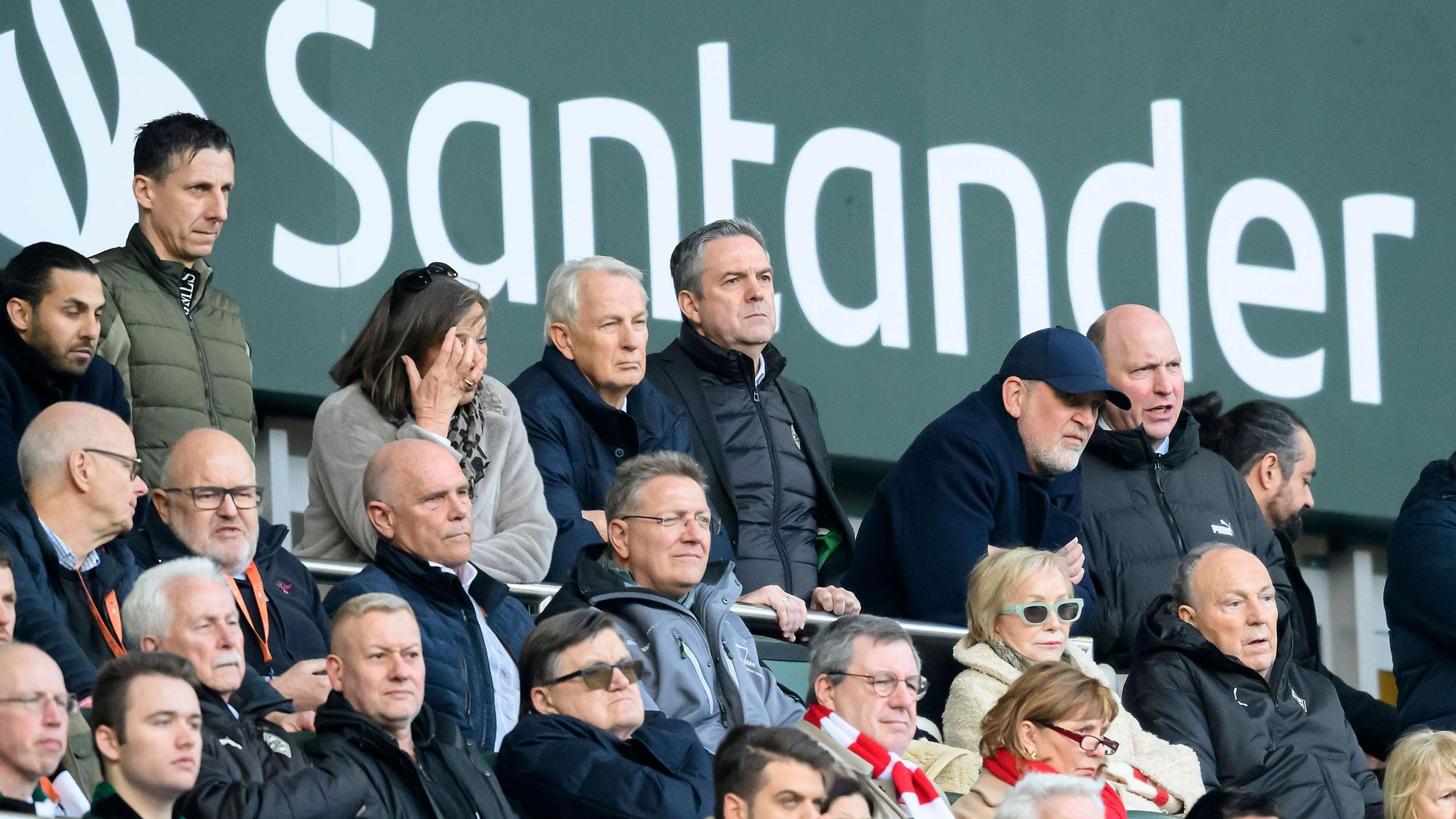 Christian Keller und Jörg Schmadtke neebn Rainer Bonhof, Markus Artez, Stephan Schippers und weiteren Funktionären.
