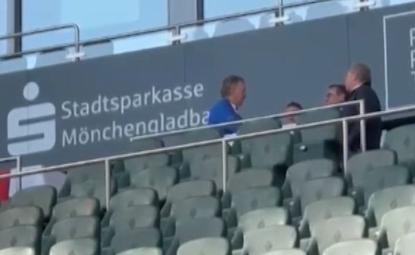 Peter Neururer und mehrere andere Personen sitzen auf der Tribüne im Borussia-Park.